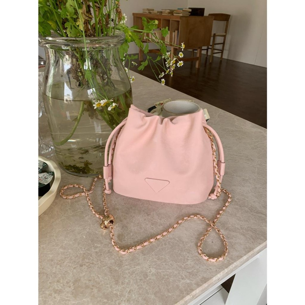 【RENA小舖 台灣現貨每天出】百搭鏈條水桶包/單肩包/刷色/PU/ins風/側背/高級感/簡約/包包【N322】-細節圖9