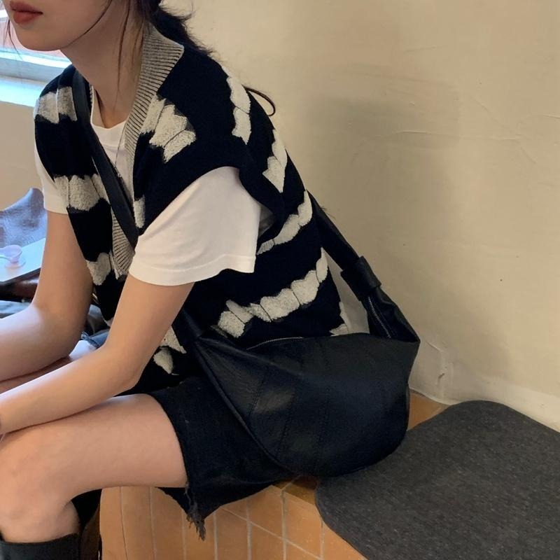 【RENA小舖 台灣現貨每天出】｜巧克力餡金牛角🥐｜復古牛角包_百搭/日系/高級感/牛角包/配件/包包【R21202】-細節圖3