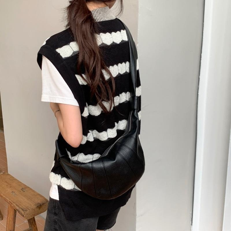 【RENA小舖 台灣現貨每天出】｜巧克力餡金牛角🥐｜復古牛角包_百搭/日系/高級感/牛角包/配件/包包【R21202】-細節圖5