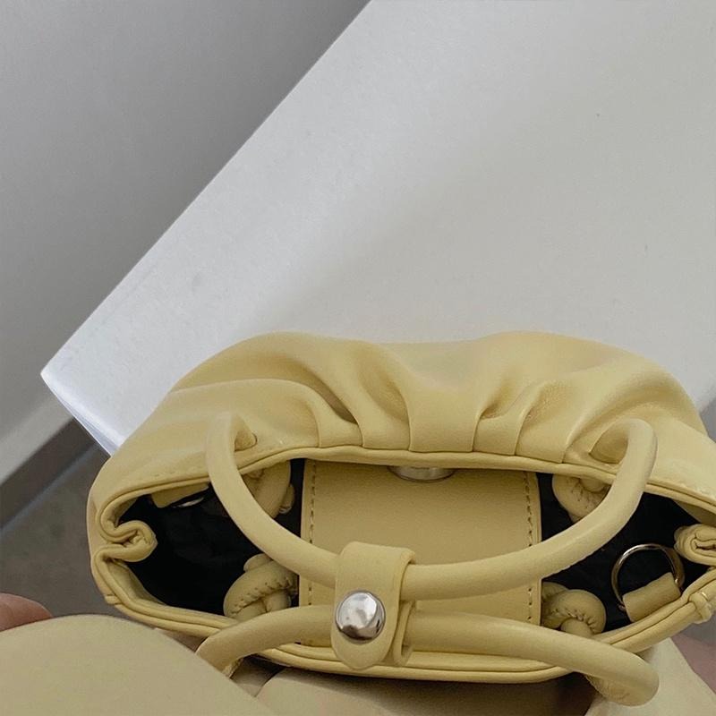 【RENA小舖 台灣現貨每天出】｜一見傾心💘｜純色褶皺手提包_百搭/可愛/少女/手提包/配件/包包【R21210】-細節圖9