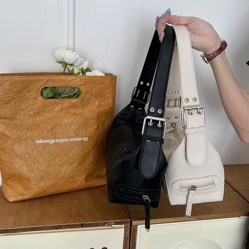 【RENA小舖 台灣現貨每天出】｜放入烤箱更酥脆🥖｜歐美法棍腋下包_百搭/高級感/腋下包/配件/包包【R21203】-細節圖2