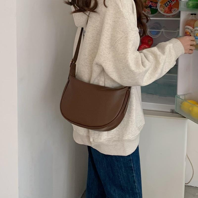 【RENA小舖 台灣現貨每天出】｜玉米蝦仁餡🦐｜皮革感餃子包_百搭/小眾/時尚/配件/包包/水餃包【R21198】-細節圖2