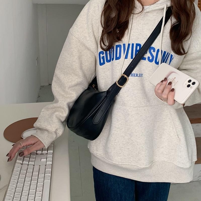 【RENA小舖 台灣現貨每天出】｜玉米蝦仁餡🦐｜皮革感餃子包_百搭/小眾/時尚/配件/包包/水餃包【R21198】-細節圖4