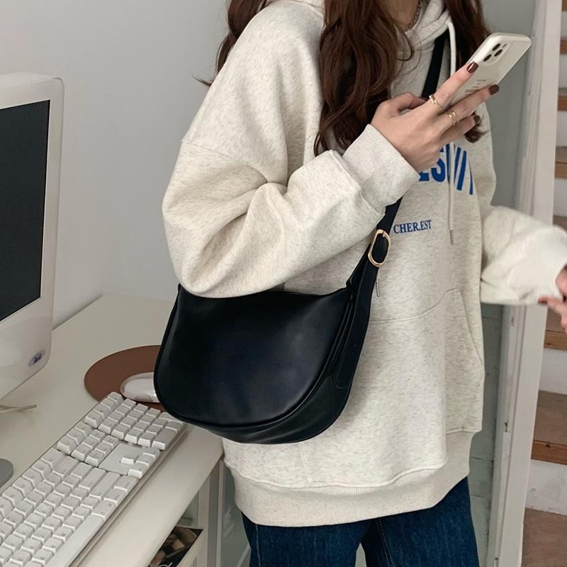 【RENA小舖 台灣現貨每天出】｜玉米蝦仁餡🦐｜皮革感餃子包_百搭/小眾/時尚/配件/包包/水餃包【R21198】-細節圖5