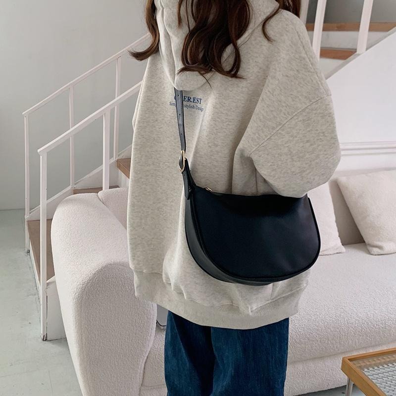 【RENA小舖 台灣現貨每天出】｜玉米蝦仁餡🦐｜皮革感餃子包_百搭/小眾/時尚/配件/包包/水餃包【R21198】-細節圖6