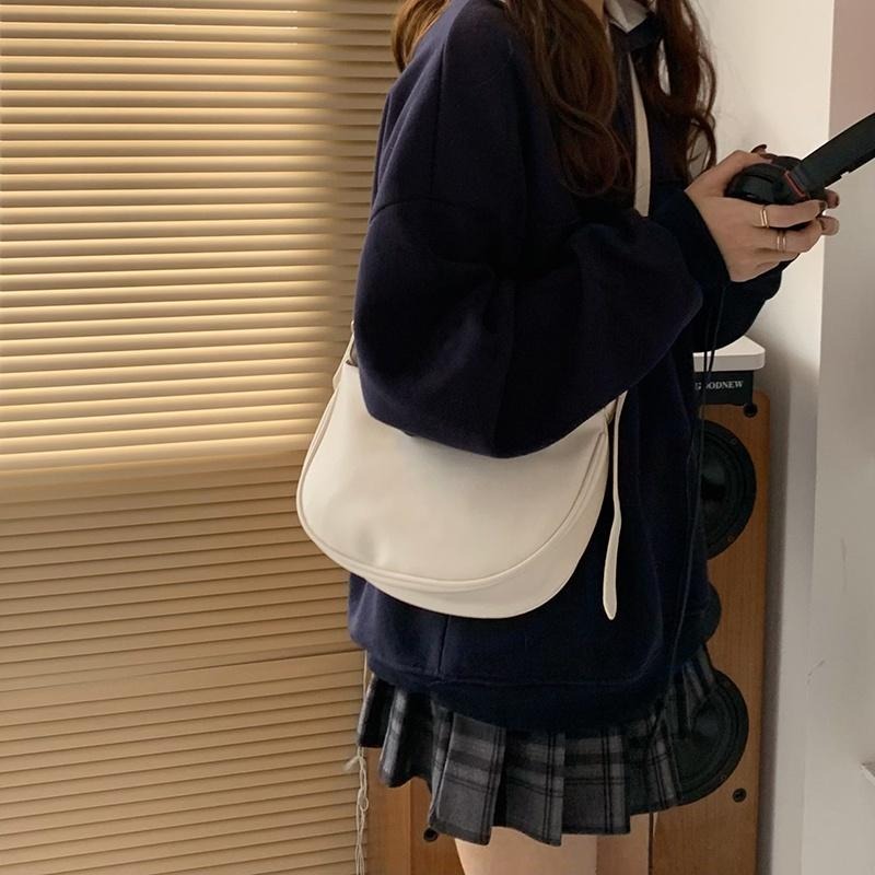 【RENA小舖 台灣現貨每天出】｜玉米蝦仁餡🦐｜皮革感餃子包_百搭/小眾/時尚/配件/包包/水餃包【R21198】-細節圖8