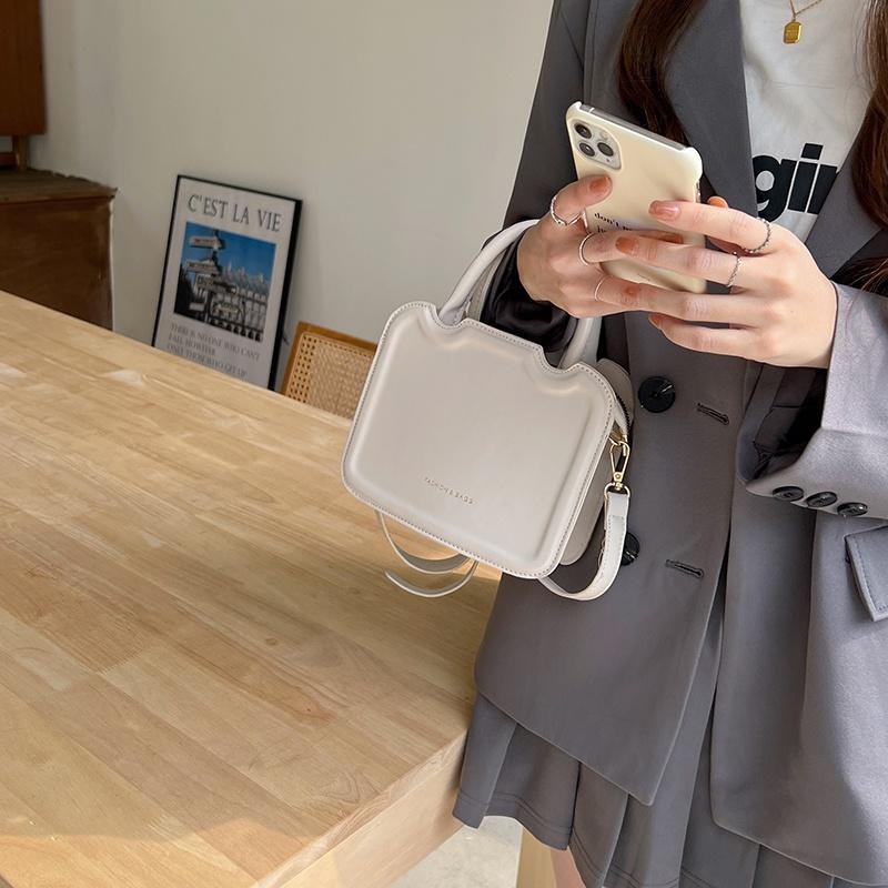 【RENA小舖 台灣現貨每天出】｜甜味馬德蓮😋｜可愛手提餅乾包_百搭/春夏/復古/餅乾包/配件/包包【R21206】-細節圖7