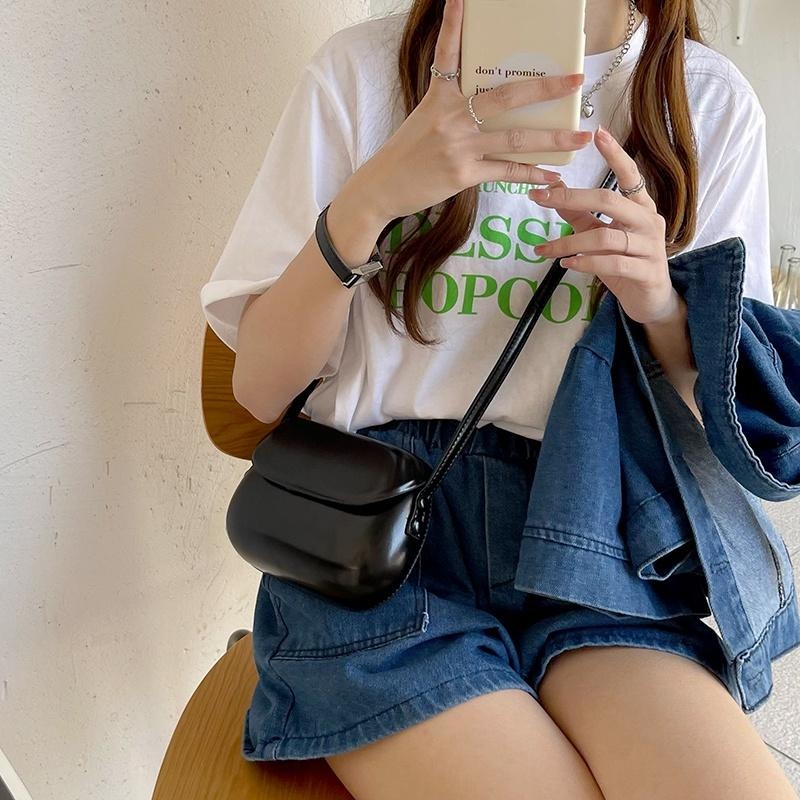 【RENA小舖 台灣現貨每天出】｜全街最搶眼❤｜復古亮面馬鞍包_百搭/夏季/亮色/馬鞍包/配件/包包【R21205】-細節圖5