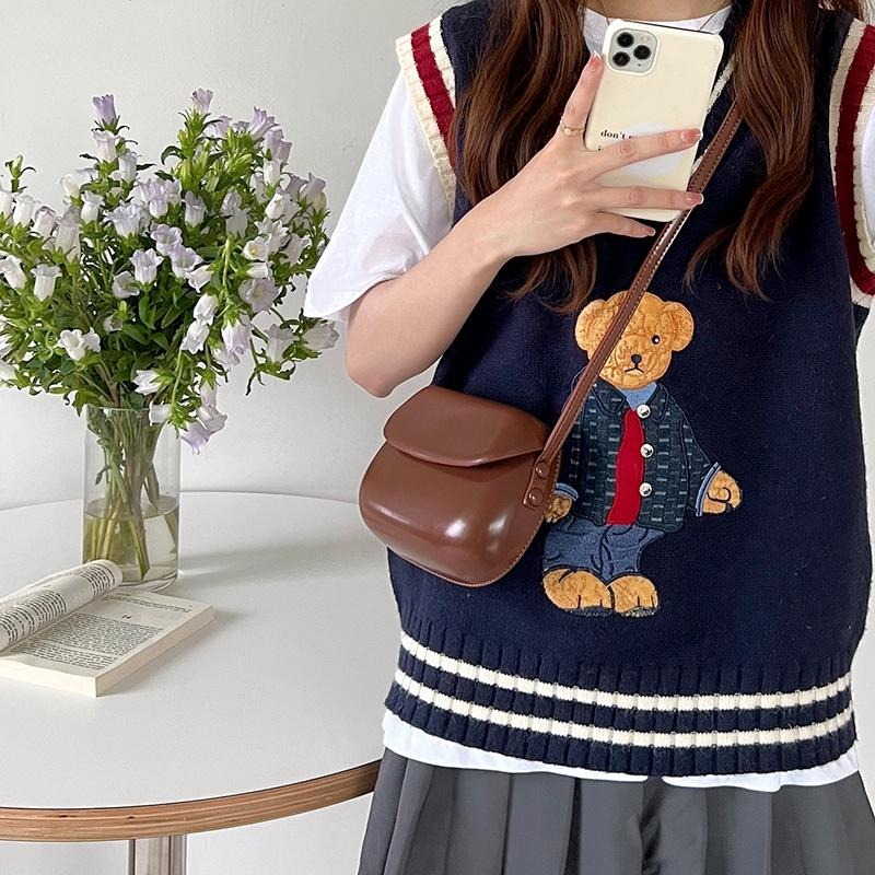 【RENA小舖 台灣現貨每天出】｜全街最搶眼❤｜復古亮面馬鞍包_百搭/夏季/亮色/馬鞍包/配件/包包【R21205】-細節圖6