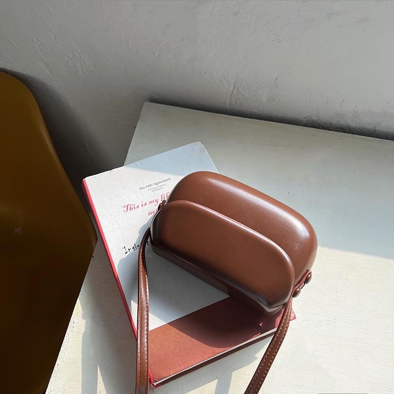 【RENA小舖 台灣現貨每天出】｜全街最搶眼❤｜復古亮面馬鞍包_百搭/夏季/亮色/馬鞍包/配件/包包【R21205】-細節圖8