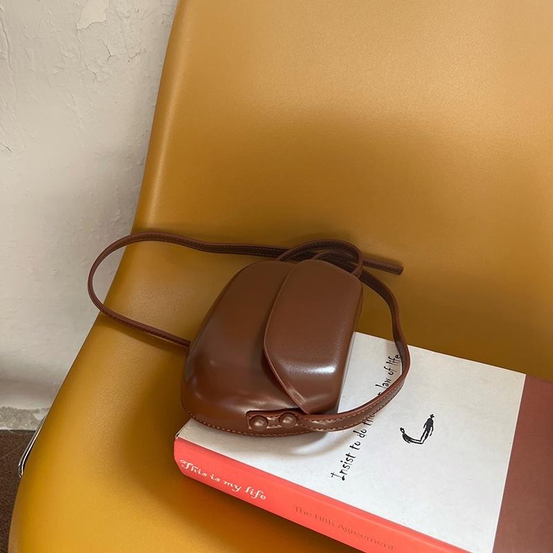 【RENA小舖 台灣現貨每天出】｜全街最搶眼❤｜復古亮面馬鞍包_百搭/夏季/亮色/馬鞍包/配件/包包【R21205】-細節圖9