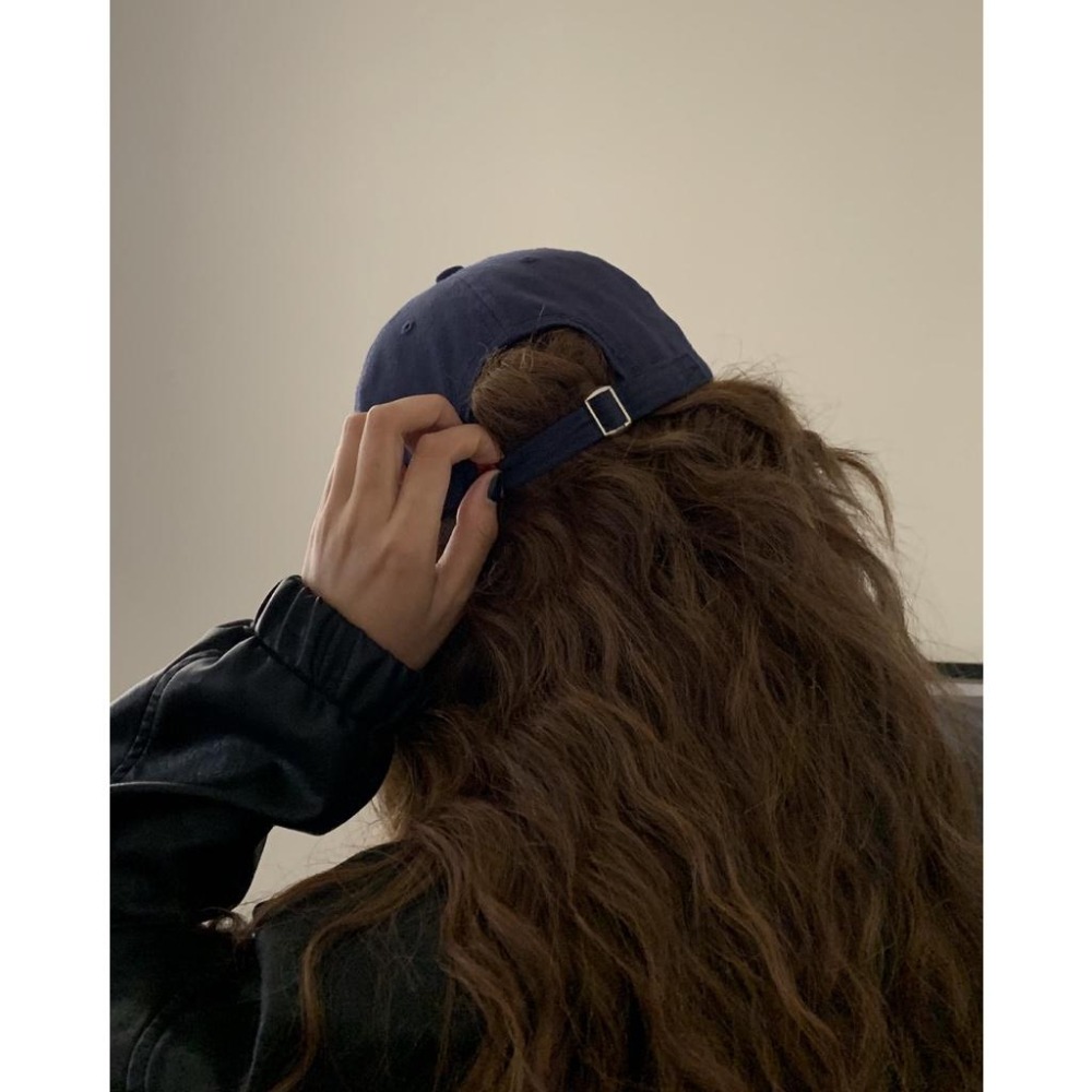 【RENA小舖 台灣現貨每天出】｜秋冬學院風🏫｜美式字母鴨舌帽_百搭/ins風/配件/帽子/鴨舌帽【R21086】-細節圖4