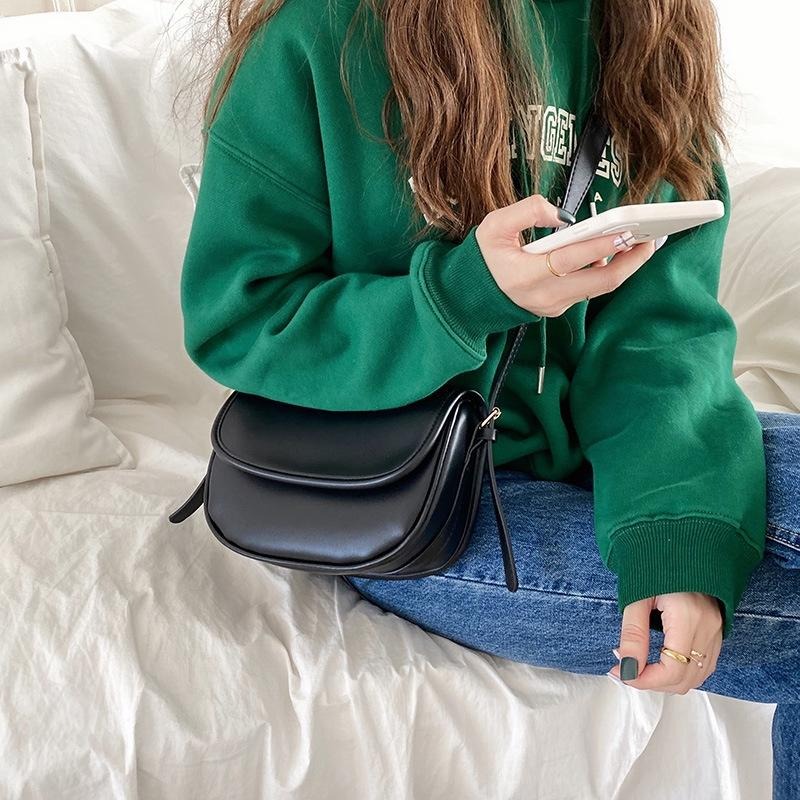 【RENA小舖 台灣現貨每天出】時尚馬鞍包 簡約百搭 單肩包 女包 小包包 側肩包 純色 包包 斜肩包 【N295】-細節圖3