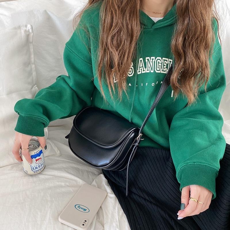 【RENA小舖 台灣現貨每天出】時尚馬鞍包 簡約百搭 單肩包 女包 小包包 側肩包 純色 包包 斜肩包 【N295】-細節圖7