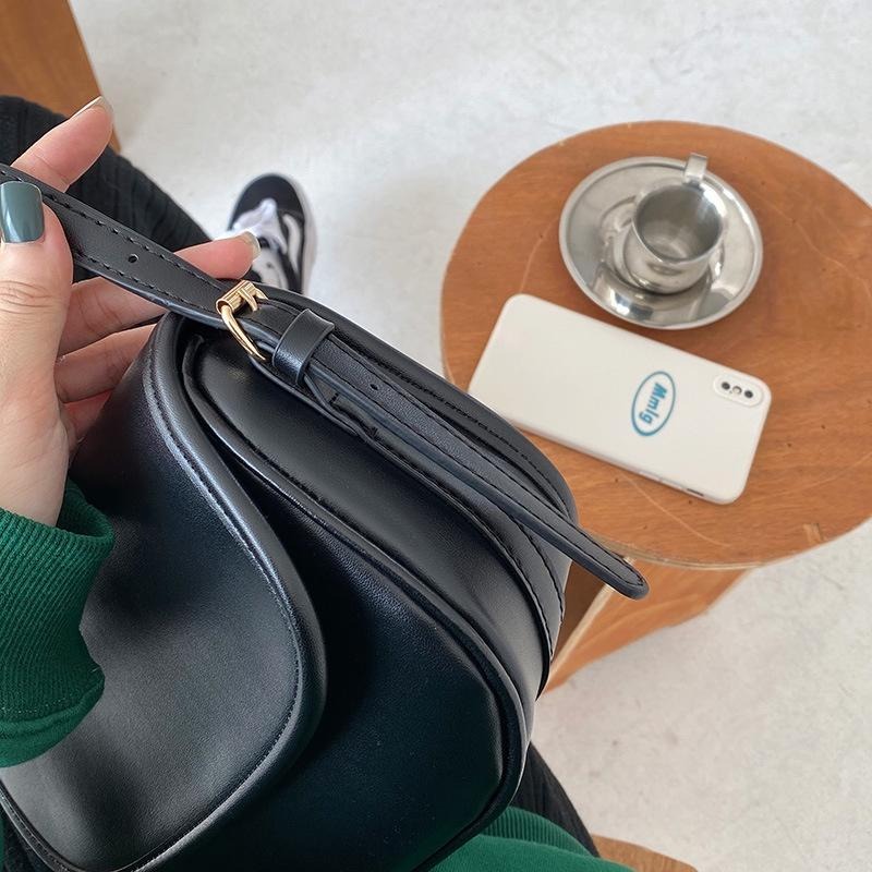 【RENA小舖 台灣現貨每天出】時尚馬鞍包 簡約百搭 單肩包 女包 小包包 側肩包 純色 包包 斜肩包 【N295】-細節圖8