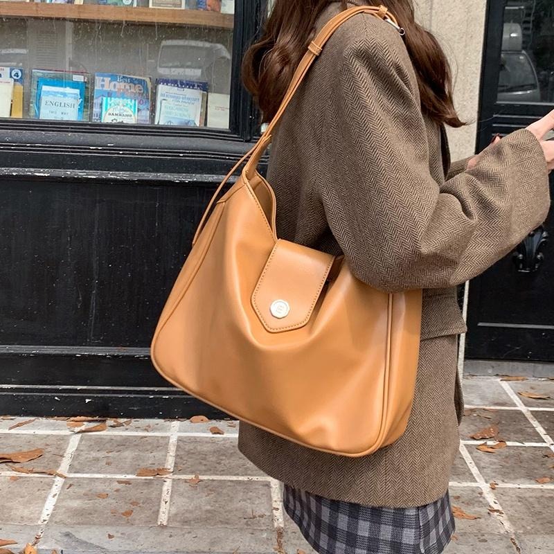 【RENA小舖 台灣現貨每天出】｜復古單品👜｜皮革感托特包_百搭/復古/大容量/托特包/配件/包包【R21199】-細節圖2