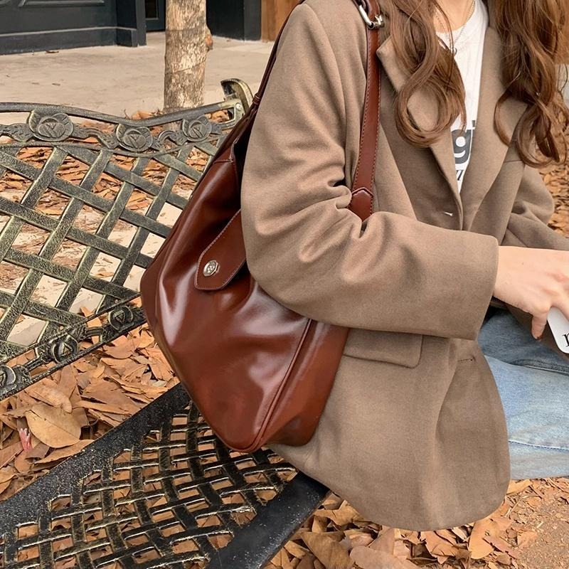 【RENA小舖 台灣現貨每天出】｜復古單品👜｜皮革感托特包_百搭/復古/大容量/托特包/配件/包包【R21199】-細節圖4