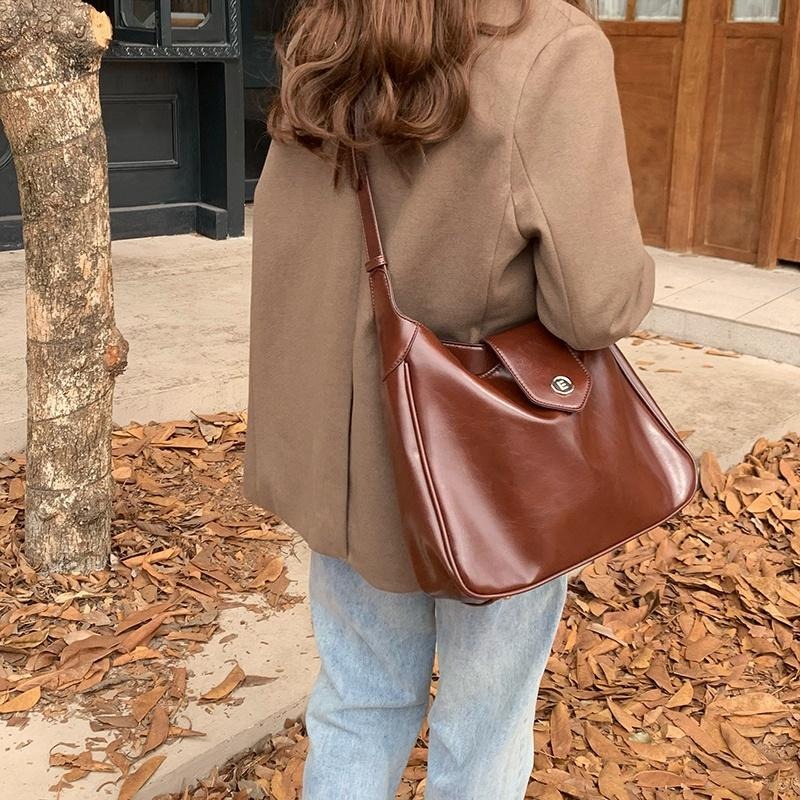 【RENA小舖 台灣現貨每天出】｜復古單品👜｜皮革感托特包_百搭/復古/大容量/托特包/配件/包包【R21199】-細節圖6