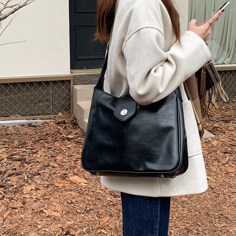 【RENA小舖 台灣現貨每天出】｜復古單品👜｜皮革感托特包_百搭/復古/大容量/托特包/配件/包包【R21199】-細節圖7