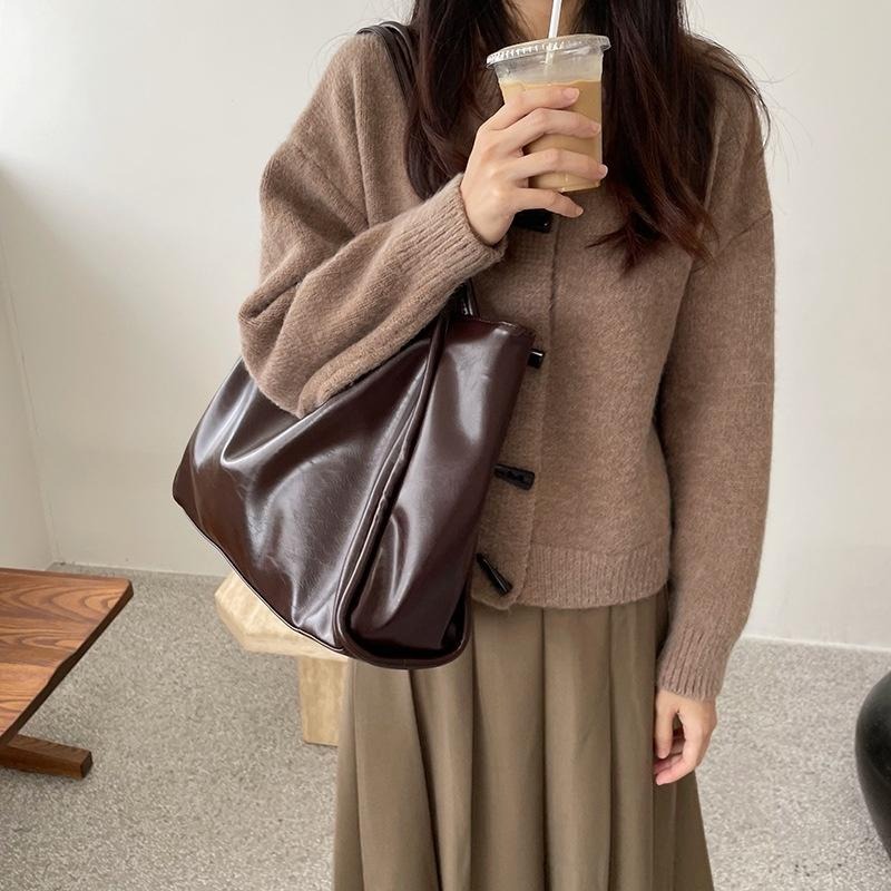 【RENA小舖 台灣現貨每天出】｜微積分也放得下😵‍💫｜皮革感托特包_百搭/秋冬/托特包/包包【R21208】-細節圖4