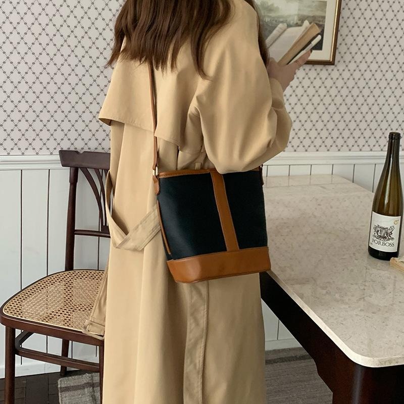 【RENA小舖 台灣現貨每天出】｜簡約拼接斜背水桶包_百搭/小眾/時尚/斜背包/拼接/水桶包配件/包包【N319】-細節圖2