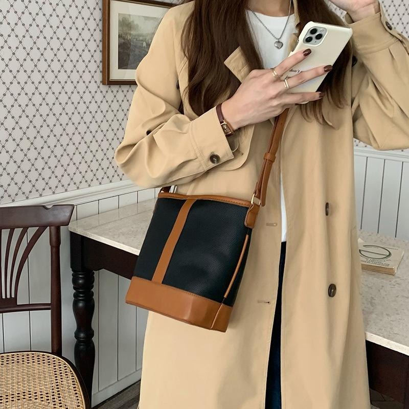 【RENA小舖 台灣現貨每天出】｜簡約拼接斜背水桶包_百搭/小眾/時尚/斜背包/拼接/水桶包配件/包包【N319】-細節圖4