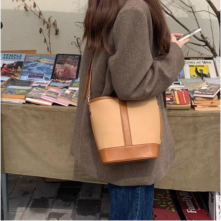 【RENA小舖 台灣現貨每天出】｜簡約拼接斜背水桶包_百搭/小眾/時尚/斜背包/拼接/水桶包配件/包包【N319】-細節圖9