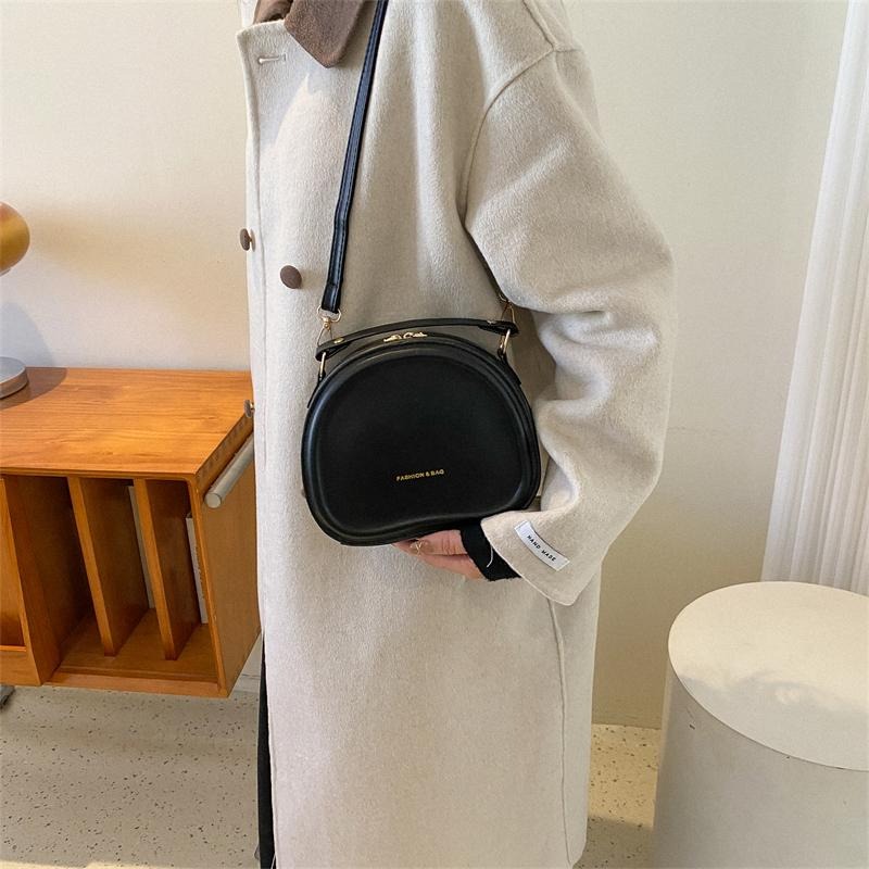 【RENA小舖 台灣現貨每天出】｜咬一口月亮餡🌛｜半月單肩手提小包_百搭/單肩/手提/純色/可愛/包包【N314】-細節圖2