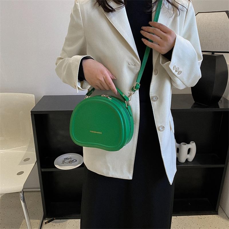 【RENA小舖 台灣現貨每天出】｜咬一口月亮餡🌛｜半月單肩手提小包_百搭/單肩/手提/純色/可愛/包包【N314】-細節圖3