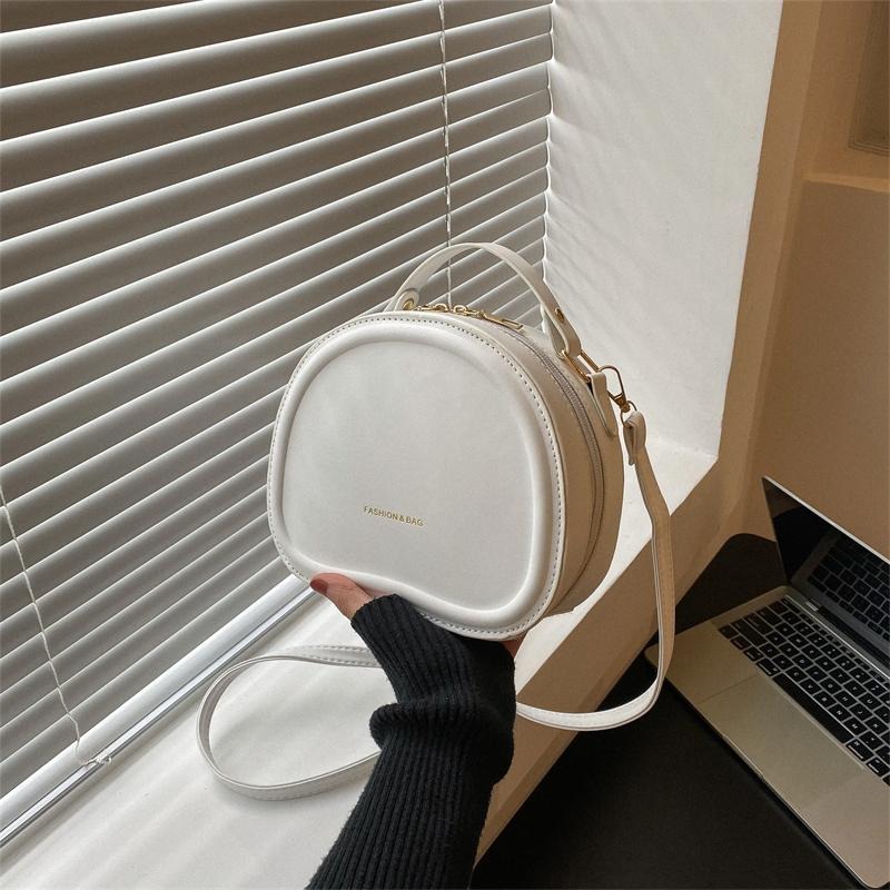 【RENA小舖 台灣現貨每天出】｜咬一口月亮餡🌛｜半月單肩手提小包_百搭/單肩/手提/純色/可愛/包包【N314】-細節圖4