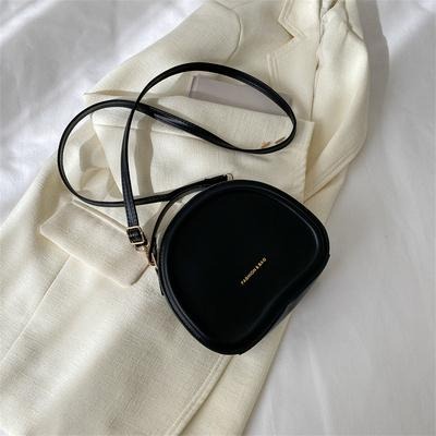 【RENA小舖 台灣現貨每天出】｜咬一口月亮餡🌛｜半月單肩手提小包_百搭/單肩/手提/純色/可愛/包包【N314】-細節圖5