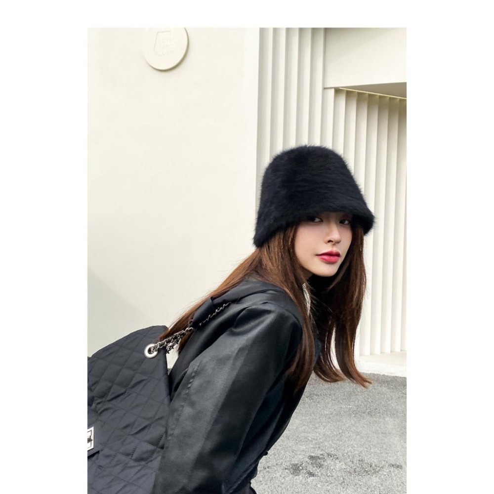 【RENA小舖 台灣現貨每天出】｜北海道的雪❄️｜毛毛水桶帽_復古/毛絨/保暖/可愛/帽子/配件【R21372】-細節圖4