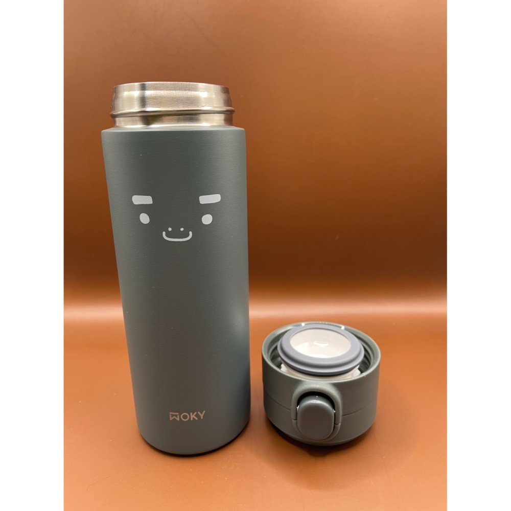 BOXMAN X WOKY 聯名 輕量輕芯鈦瓷易潔層彈蓋陶瓷保溫瓶 保溫壺 保溫杯 450ml (無際綠)【贈品出清】-細節圖2