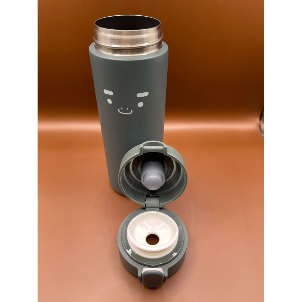 BOXMAN X WOKY 聯名 輕量輕芯鈦瓷易潔層彈蓋陶瓷保溫瓶 保溫壺 保溫杯 450ml (無際綠)【贈品出清】-細節圖3