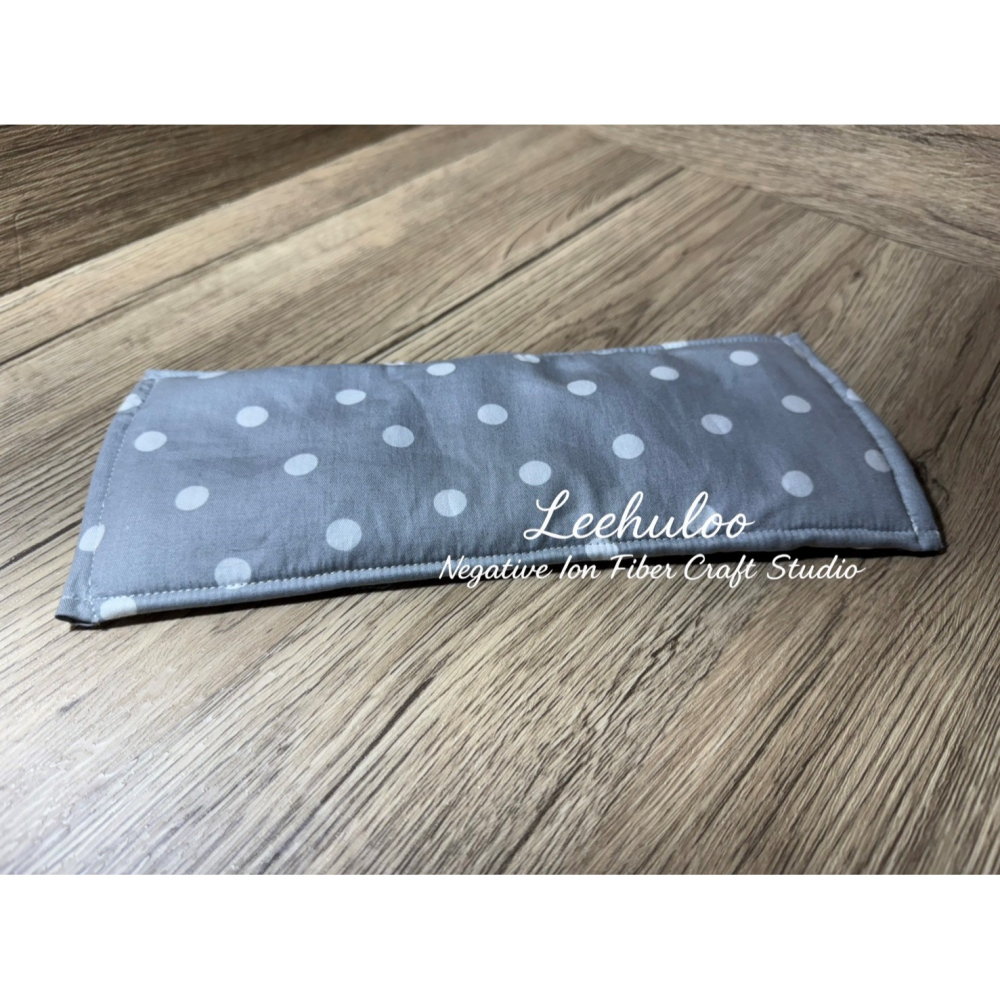 妮芙露加工品 負離子 加強加大眼罩 (毛毯+四層方巾) (灰底點點) (採用妮芙露公司正品加工裁製 非原裝品)-細節圖2
