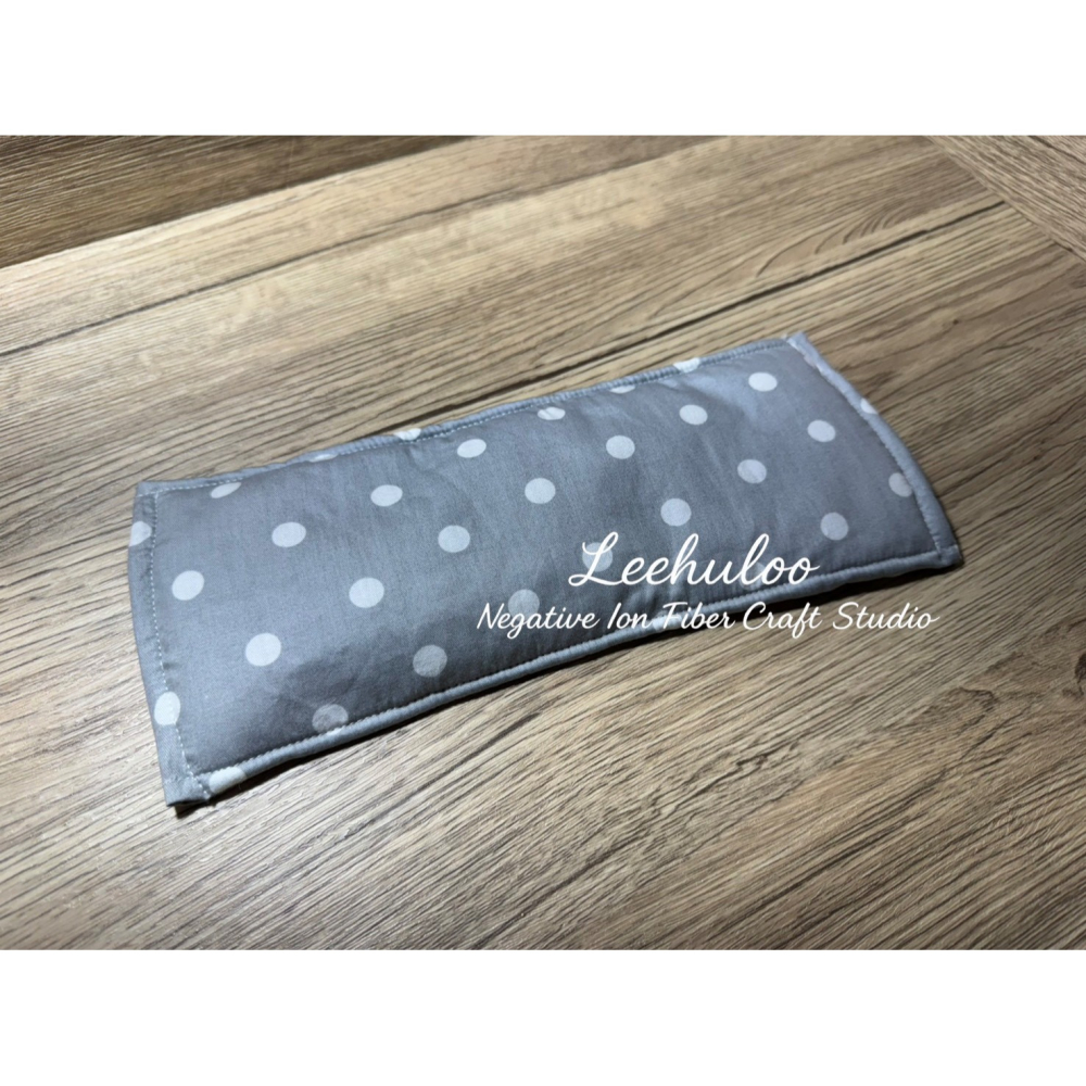 妮芙露加工品 負離子 加強加大眼罩 (毛毯+四層方巾) (灰底點點) (採用妮芙露公司正品加工裁製 非原裝品)-細節圖3