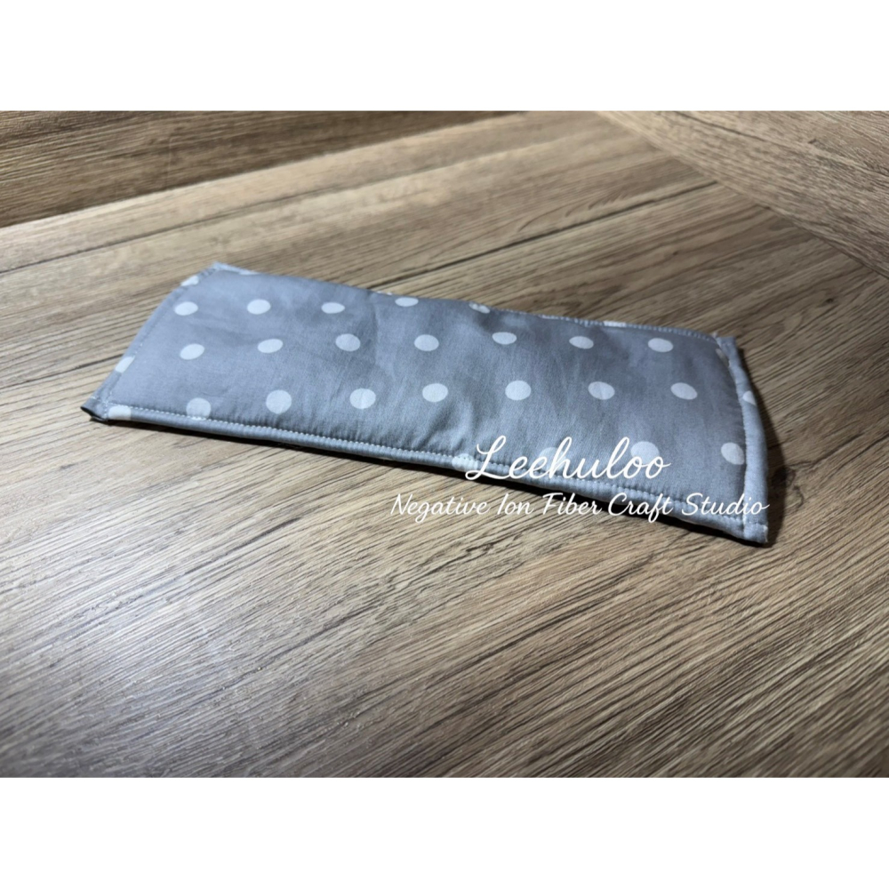 妮芙露加工品 負離子 加強加大眼罩 (毛毯+四層方巾) (灰底點點) (採用妮芙露公司正品加工裁製 非原裝品)-細節圖4