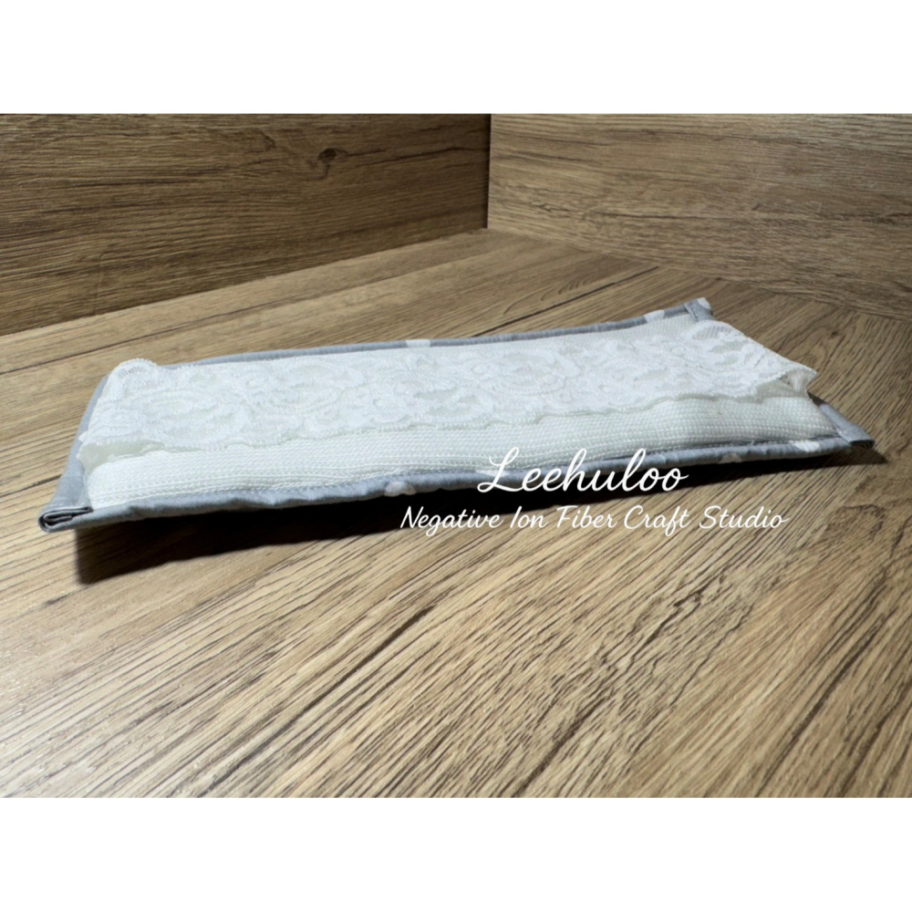 妮芙露加工品 負離子 加強加大眼罩 (毛毯+四層方巾) (灰底點點) (採用妮芙露公司正品加工裁製 非原裝品)-細節圖5