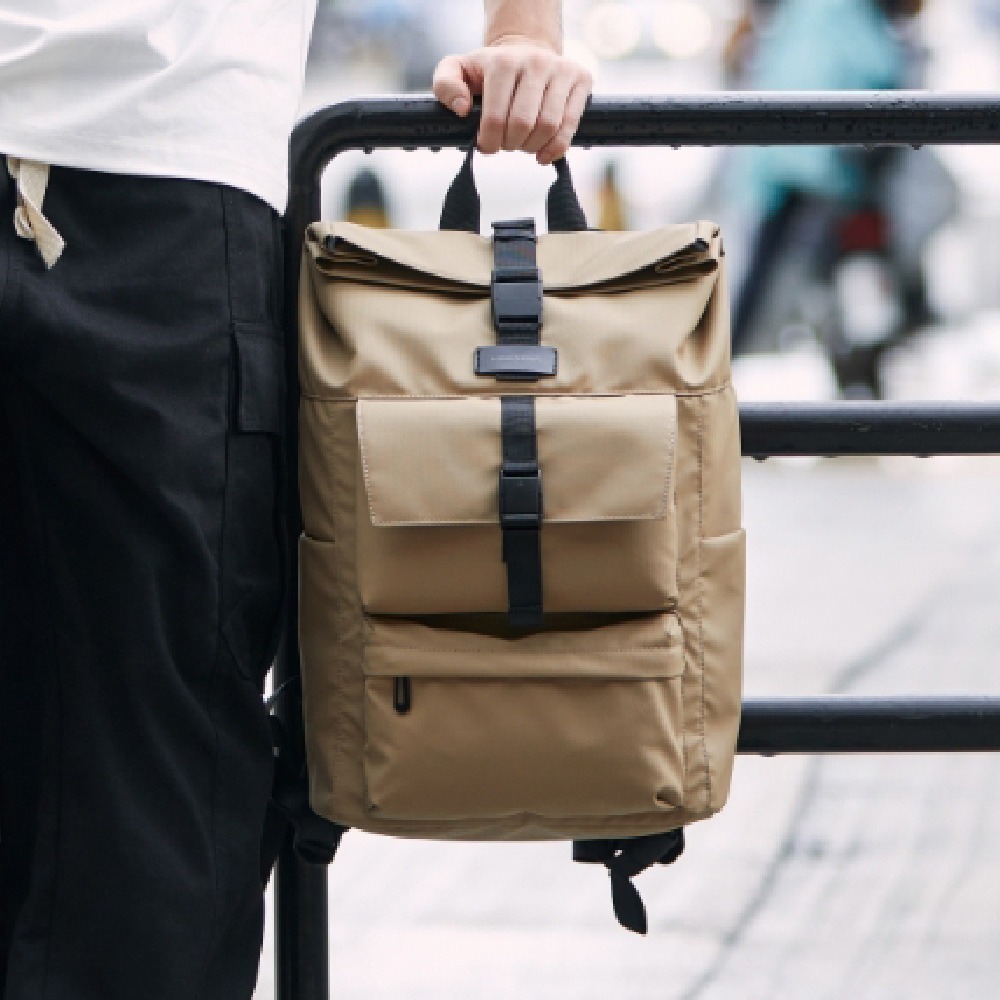 【KINGSONS】漫步輕旅捲蓋防水後背包｜減壓背帶｜可容納15.6吋筆電-細節圖8