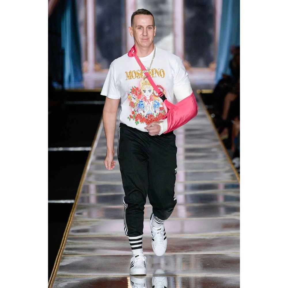 唯ㄧ現貨 💖 MOSCHINO 🐻 傳奇精品！白色！本宮！凡爾賽玫瑰！歐斯嘉 & 瑪麗皇后 > 刺繡、短袖、T恤！-細節圖9