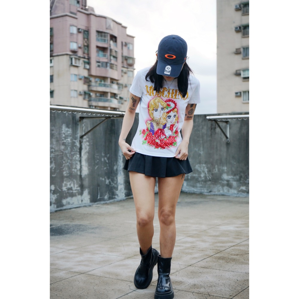 唯ㄧ現貨 💖 MOSCHINO 🐻 傳奇精品！白色！宮庭！凡爾賽玫瑰！歐斯嘉 & 瑪麗皇后 > 刺繡、短袖、T恤！-細節圖5