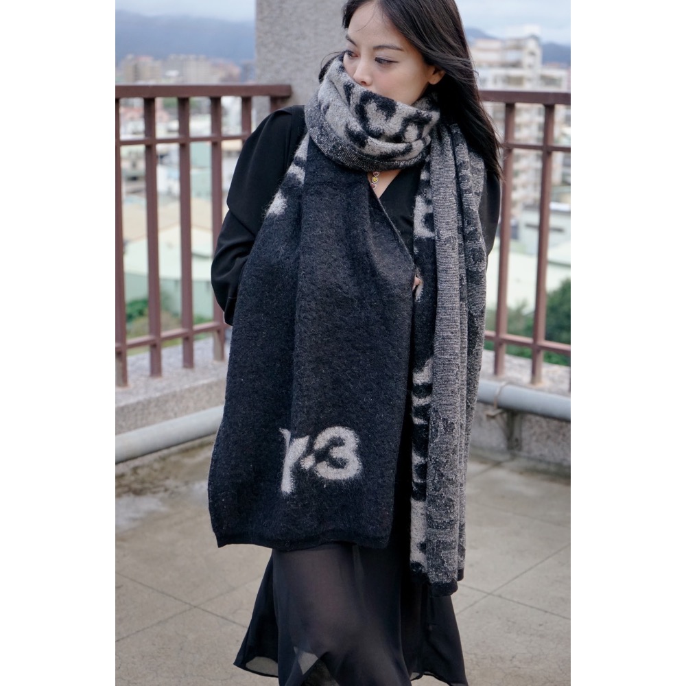 (實拍) 👠 Y3 (Y-3) 💛 絕版精品！黑色！手洗、冷洗羊毛！羅馬尼亞製！絢麗花豹 🖤 圍巾、披肩！-細節圖2