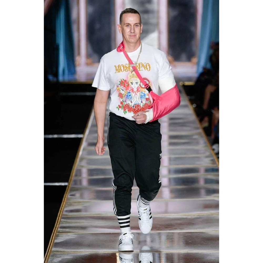 (實拍) 👠 顏質擔當 👱🏻‍♀️ MOSCHINO 🐻 傳奇精品！白色！本宮！凡爾賽玫瑰！歐斯嘉 & 瑪麗皇后 > 短袖！-細節圖9