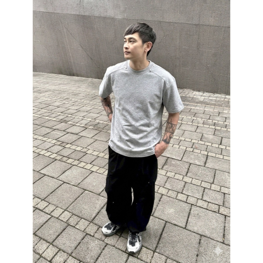 『Venn』6133_結構肩線鉚釘短T－2026SS『預購』-細節圖6