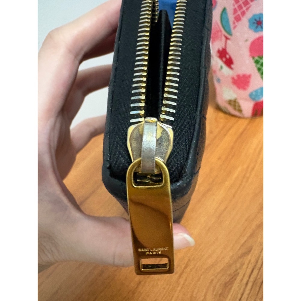 二手 YSL SAINT LAURENT Monogram 魚子醬 牛皮 金logo 拉鍊式 黑色長夾-細節圖6