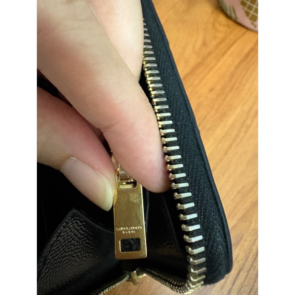 二手 YSL SAINT LAURENT Monogram 魚子醬 牛皮 金logo 拉鍊式 黑色長夾-細節圖7