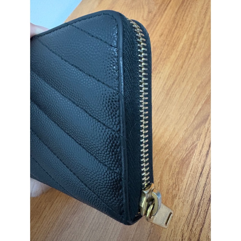 二手 YSL SAINT LAURENT Monogram 魚子醬 牛皮 金logo 拉鍊式 黑色長夾-細節圖9