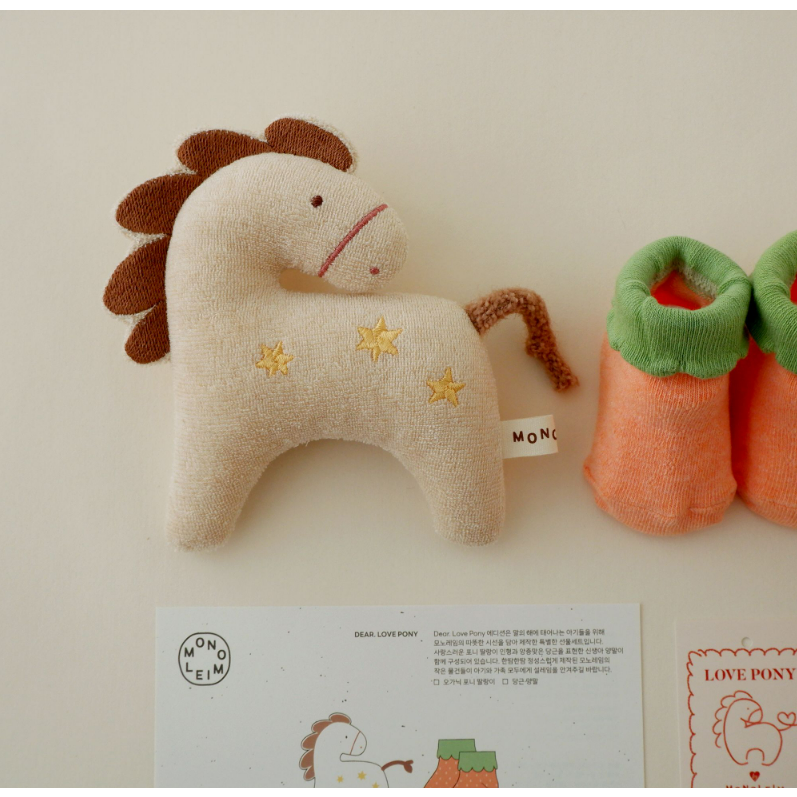 韓國製 馬年新生兒禮盒 小馬搖鈴+胡蘿蔔襪子 모노레임 Pony Toy & Socks Set (含包裝禮盒)-細節圖4