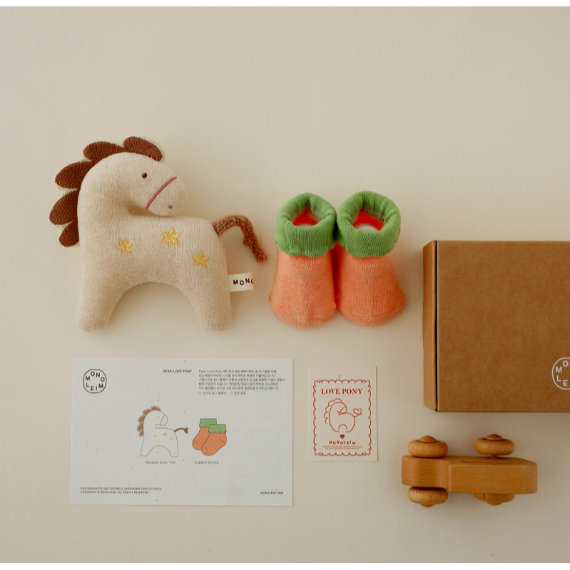 韓國製 馬年新生兒禮盒 小馬搖鈴+胡蘿蔔襪子 모노레임 Pony Toy & Socks Set (含包刺繡+裝禮盒)-細節圖2