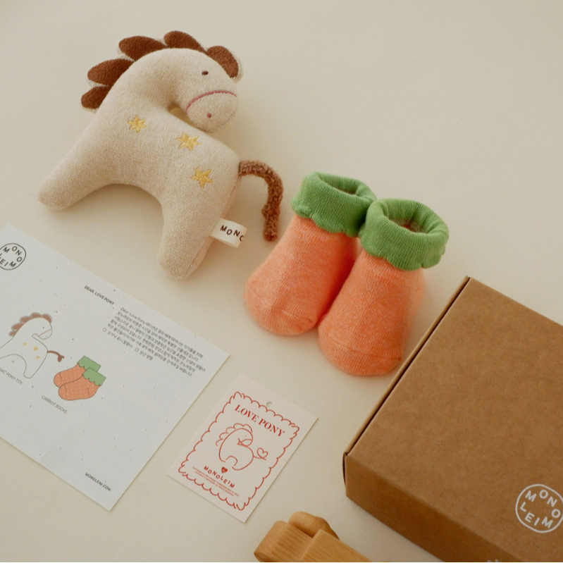 韓國製 馬年新生兒禮盒 小馬搖鈴+胡蘿蔔襪子 모노레임 Pony Toy & Socks Set (含包刺繡+裝禮盒)-細節圖3